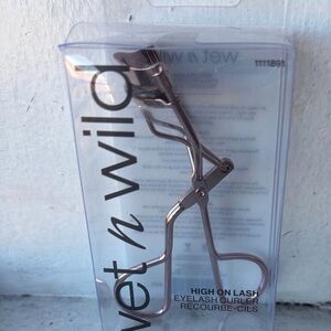 Wet n Wild High on Lash Curler - Silver